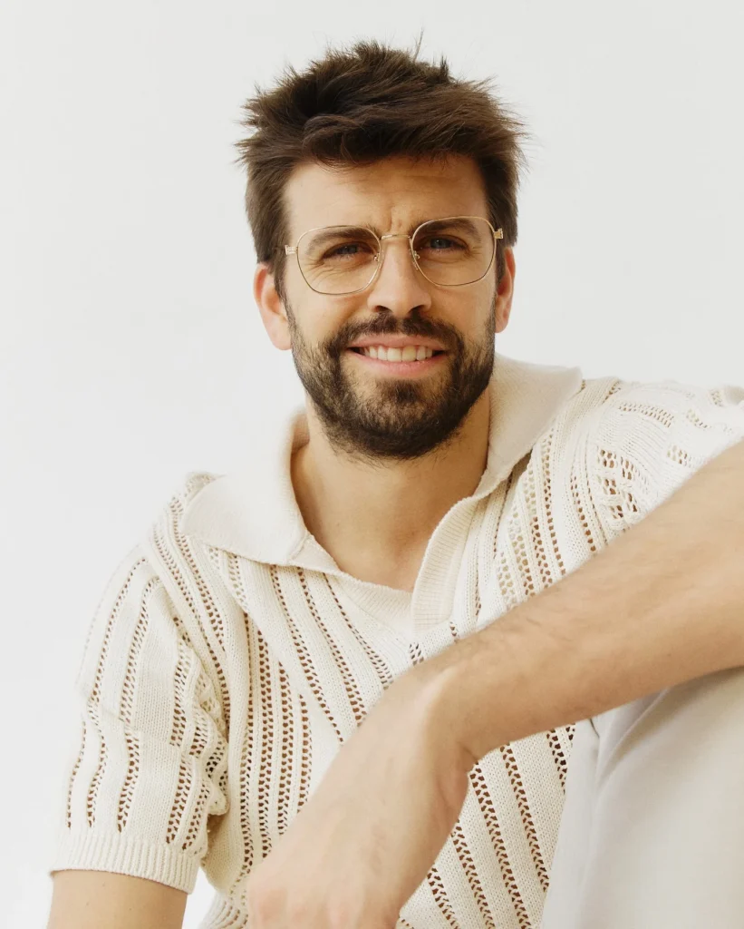 Gerard Piqué con gafas Kypers sonriendo, sentado