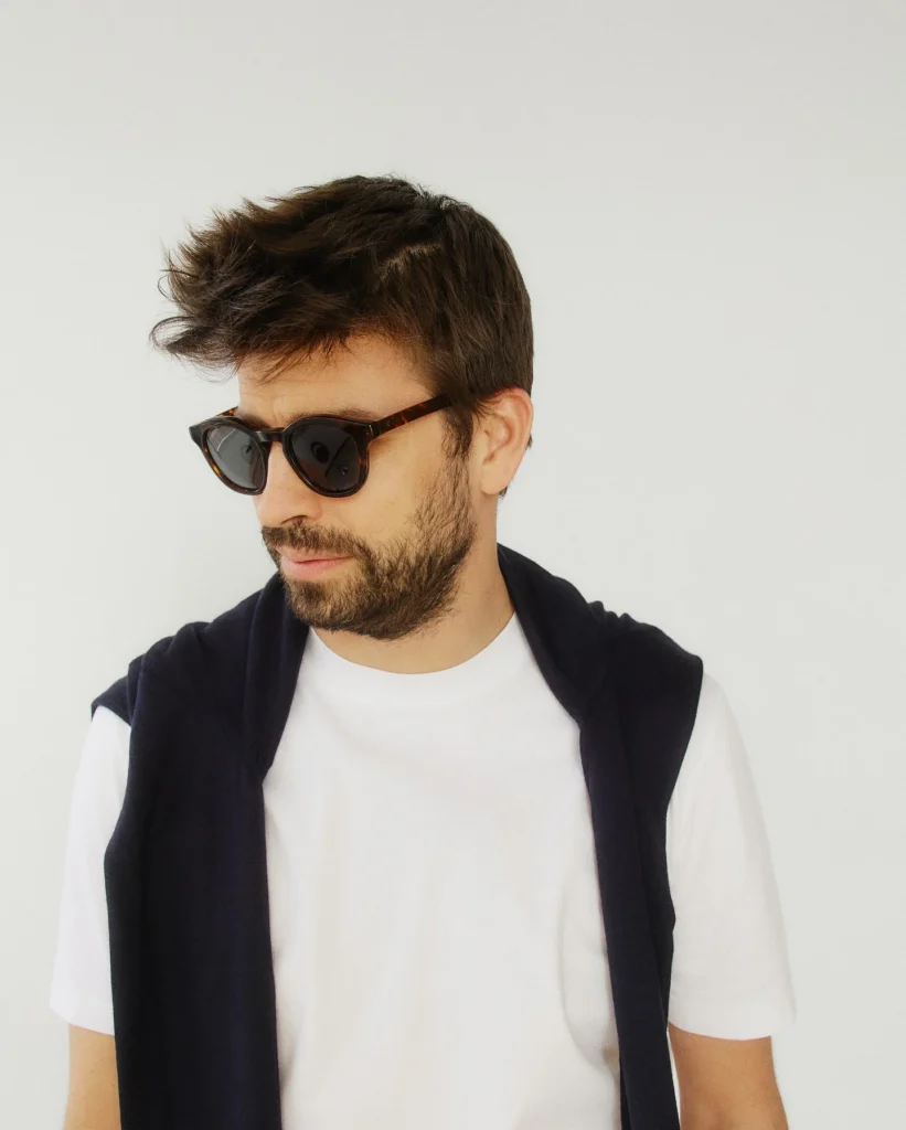 Gerard Piqué con gafas Kypers de sol negras y jersey azul marino