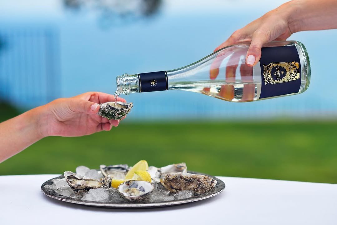 Aperitivo de ostras con La Tisana frente al mar, fotografía de MUYNEGRE