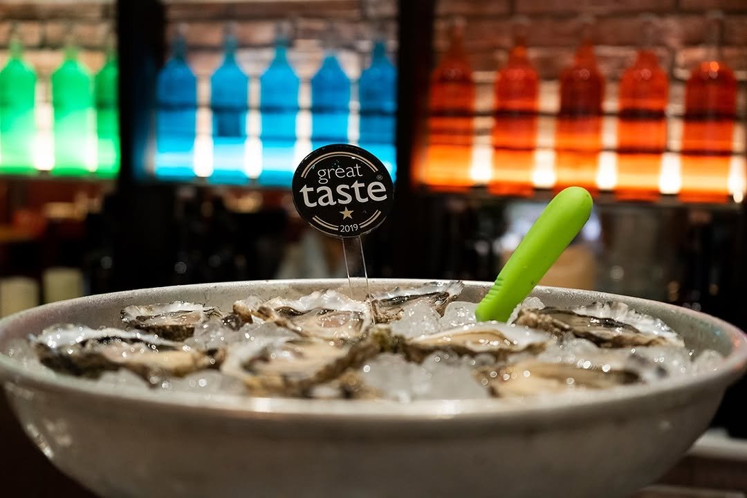 Ostras sobre hielo en la barra de un bar, fotografía de MUYNEGRE