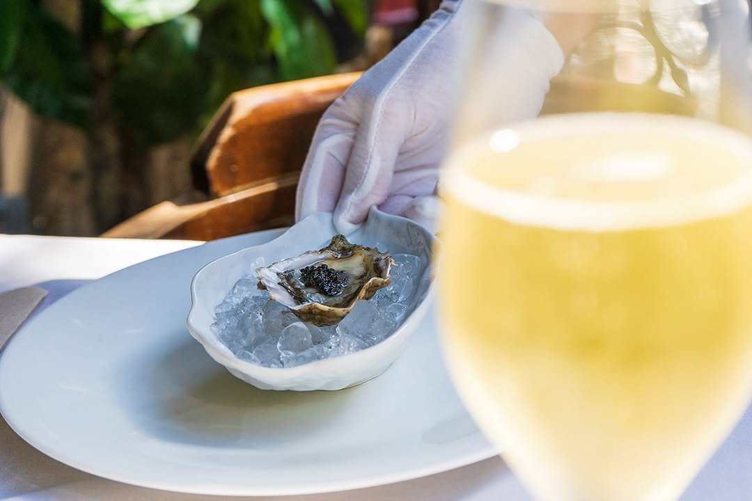 Ostra servida con copa de cava, fotografía de MUYNEGRE