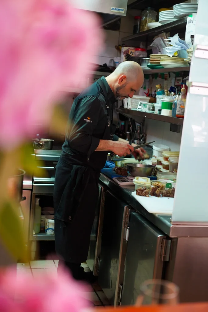 En cocina · Morralet, fotografía de Riki Negre para MUYNEGRE
