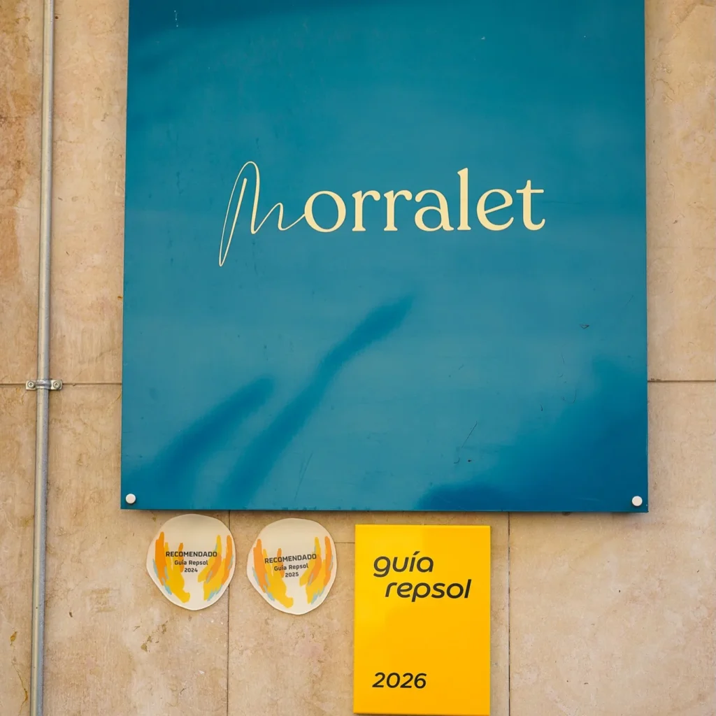 Placa de la Guía Repsol en la fachada de Morralet
