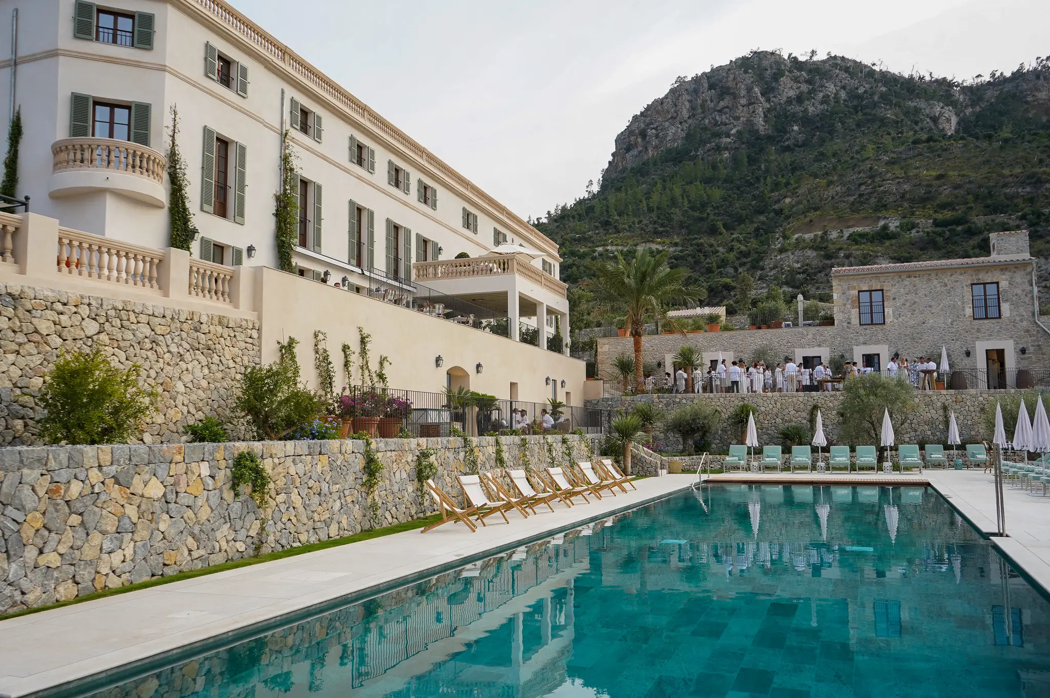 Sangha Gathering 2023 en Mallorca: invitados en la terraza junto a la piscina del hotel