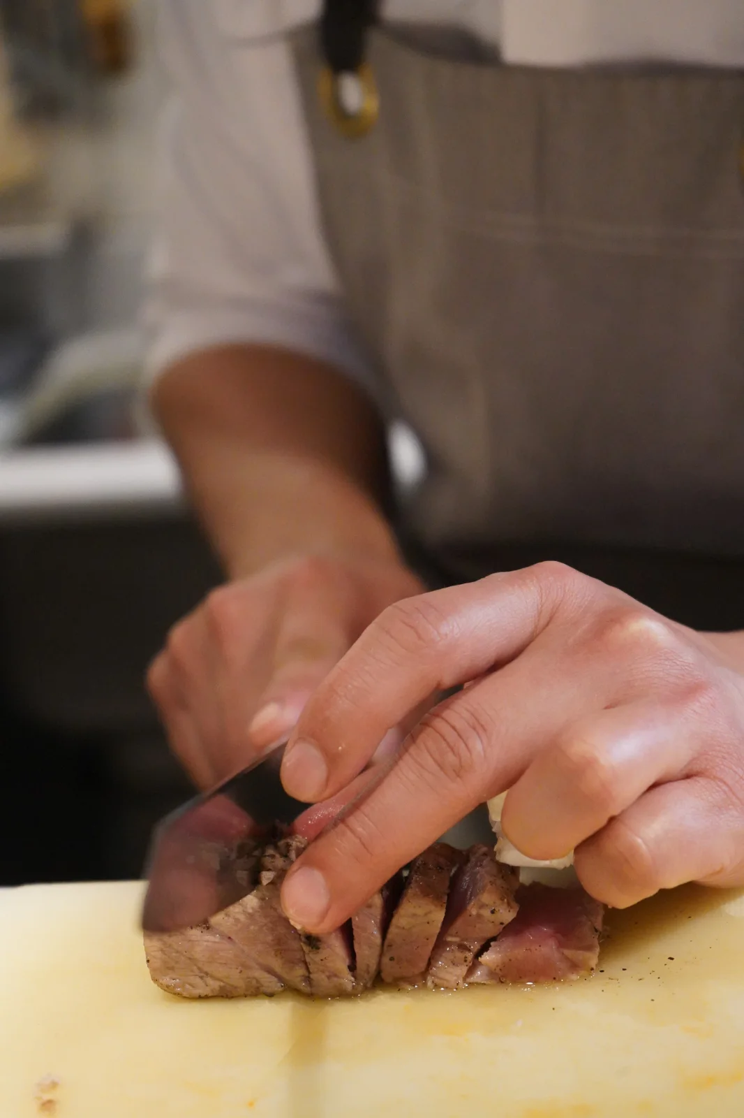 Corte a cuchillo en la cocina abierta de Soluna