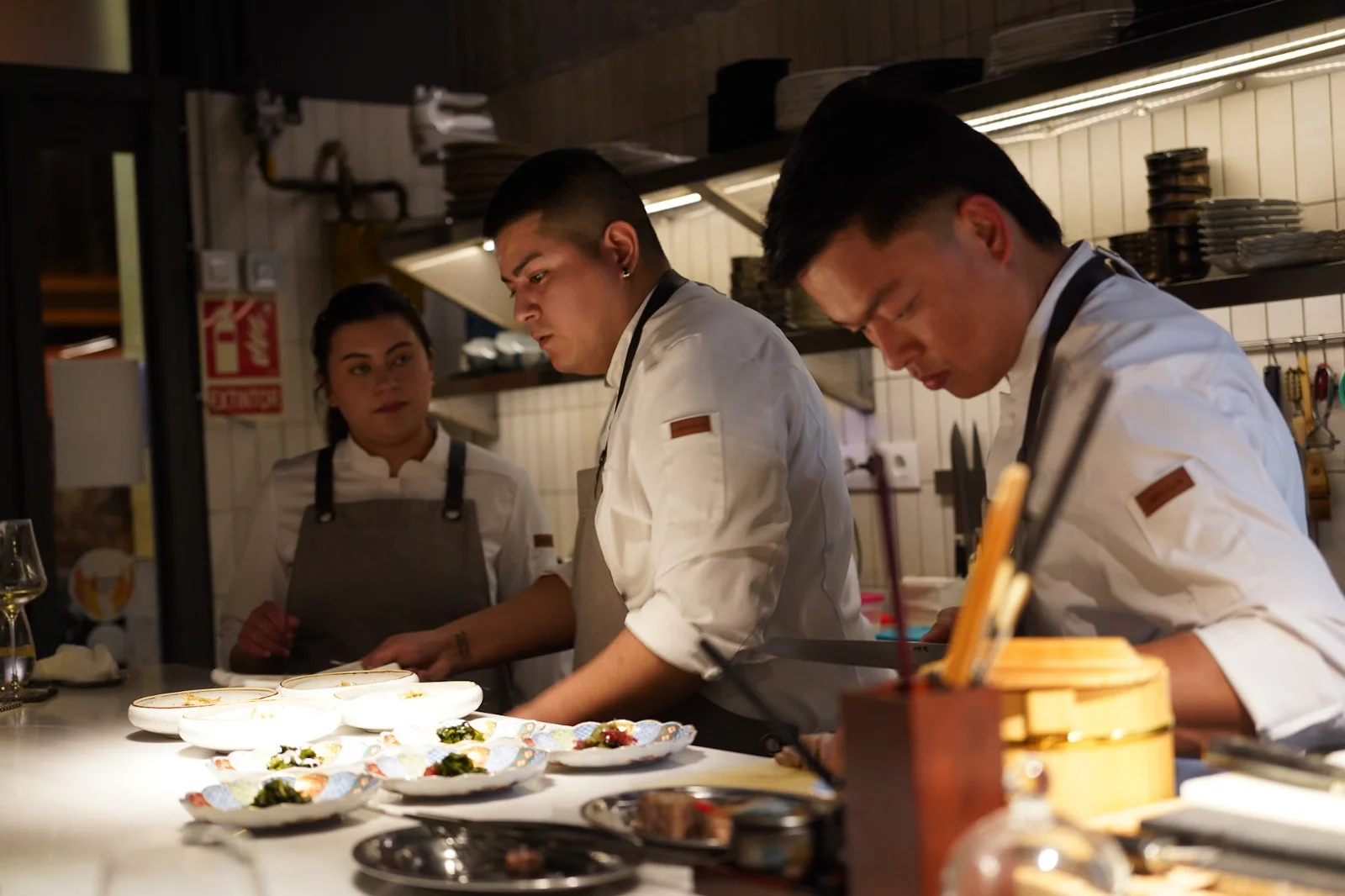 El equipo del chef Teppei Nii trabajando en la cocina de Soluna