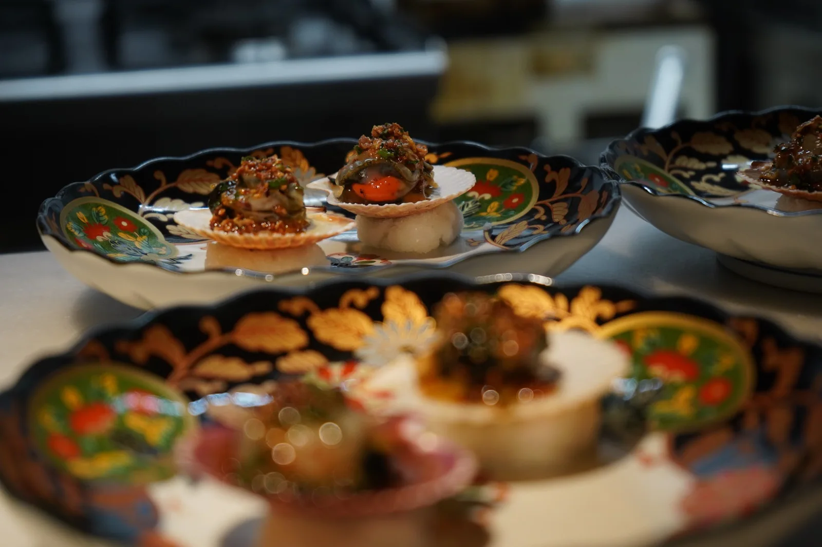 Bocados del menú degustación de Soluna sobre porcelana japonesa