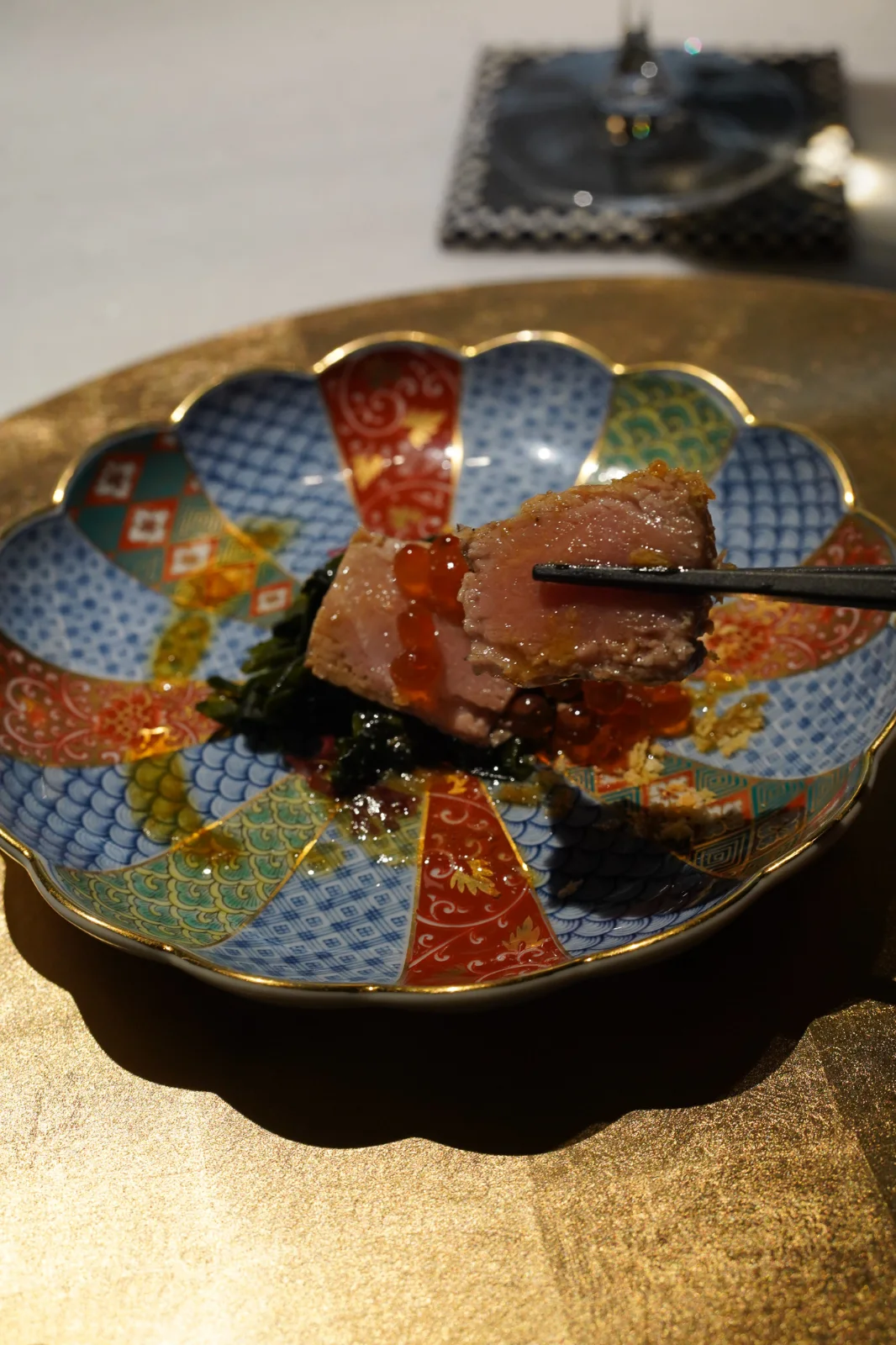 Plato de porcelana japonesa con pescado curado en Soluna