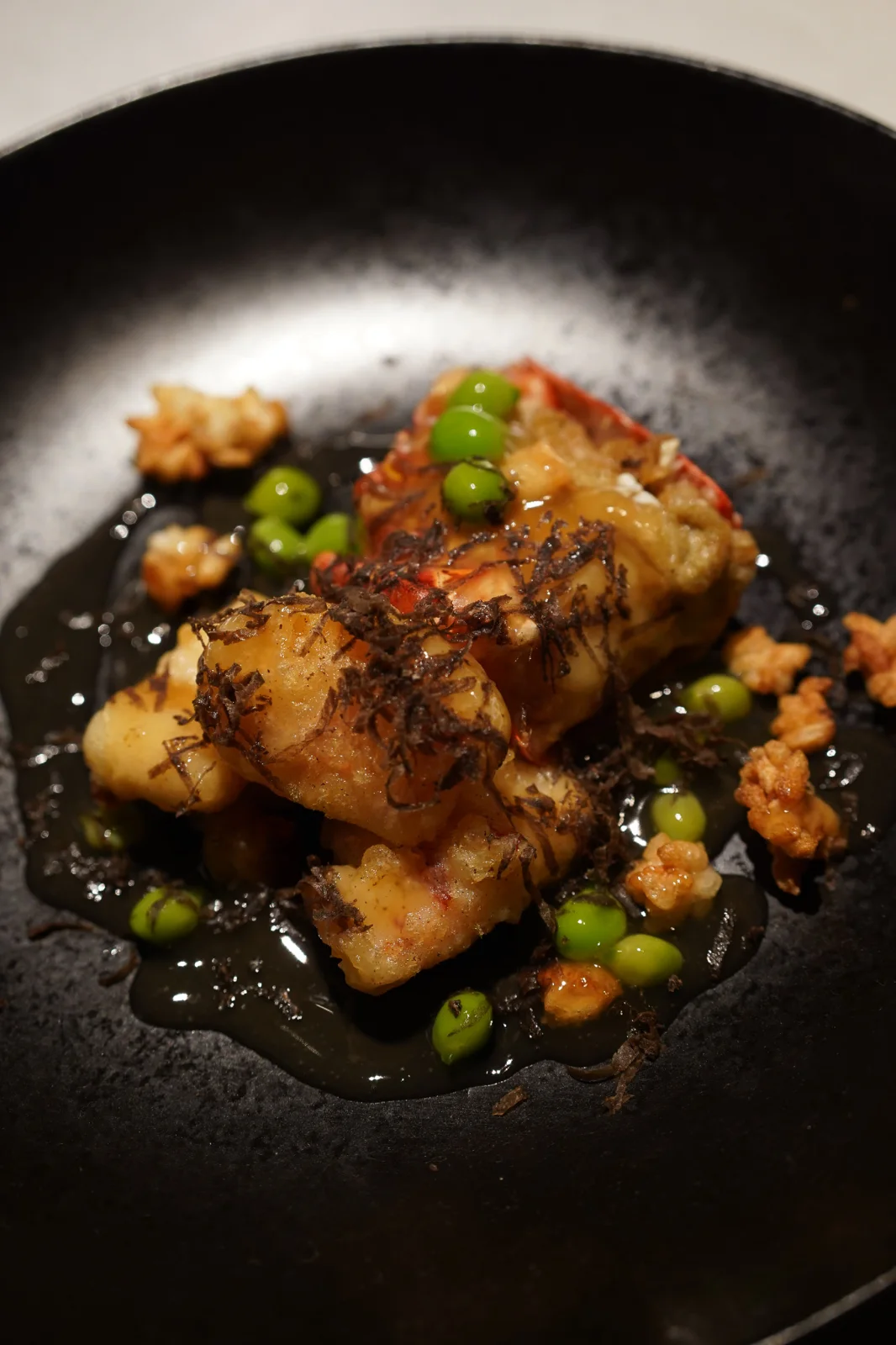 Plato del menú degustación de Soluna en cerámica negra