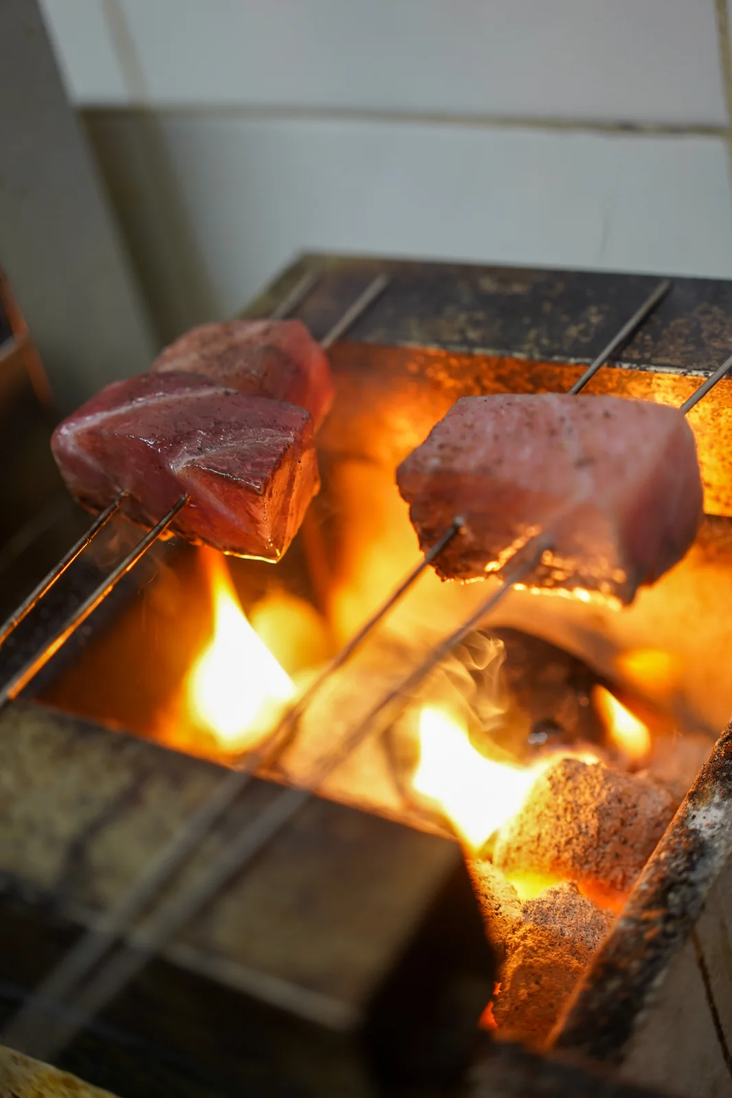 Wagyu sobre la brasa encendida en la cocina de Soluna, Barcelona